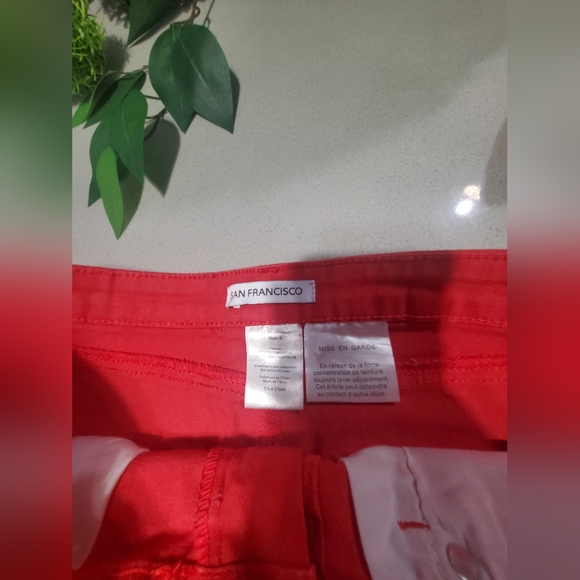 NWOT SAN FRANCISCO Superbe jupe neuve en jeans rouge extensible - Picture 4 of 8